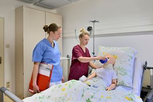 SimLab, Übung Pflegesituation im Kinder- und Jugendbereich
Foto: KSH München, Jens Bruchhaus