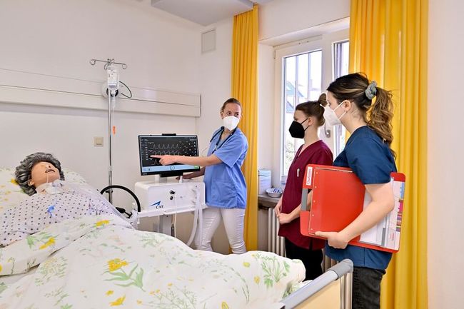 SimLab Übung Pflegestudium KSH München
Foto: KSH München, Jens Bruchhaus