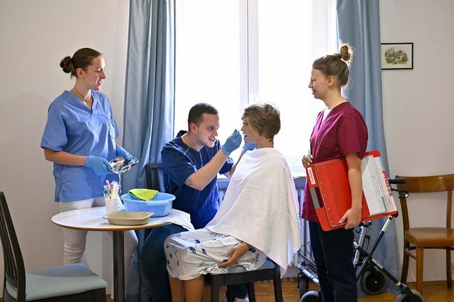 SimLab, Übung häusliche Pflege KSH München
Foto: KSH München, Jens Bruchhaus