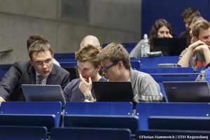 Zusammen mit rund 75 Unternehmen bieten wir auch viele duale Studiengänge an.