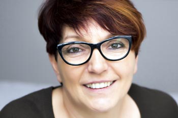 Qualitätsmanagerin Frau mit Brille