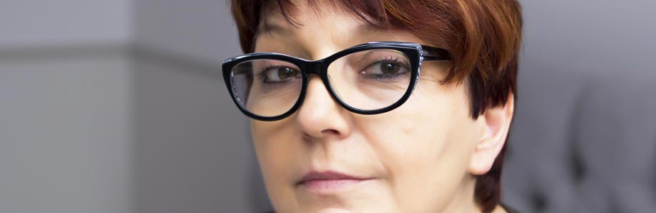 Interview Qualitaetsmanager Frau mit Brille