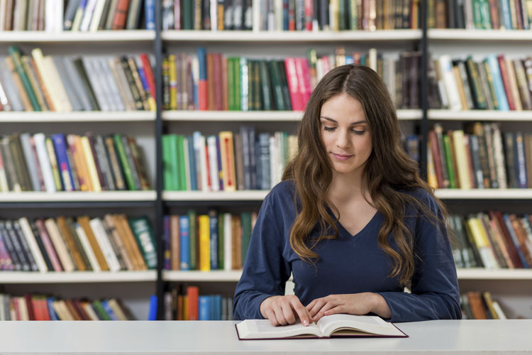 Studentin in einer Bibliothek