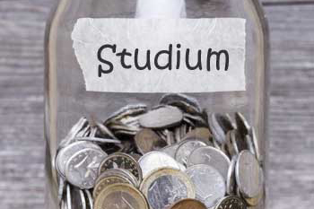 Glas mit Geldmünzen