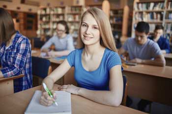 Studentin in Seminarraum