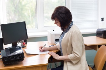 Eine Frau absolviert ein berufsbegleitendes Pflegestudium