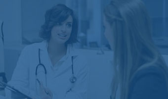 Pflegemanagement teaser Pflegemanagerin mit einer Patientin