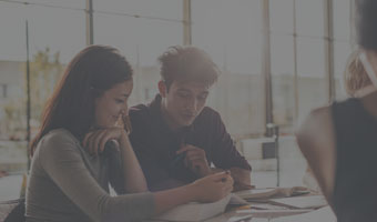 zwei Studierende, die zusammen lernen