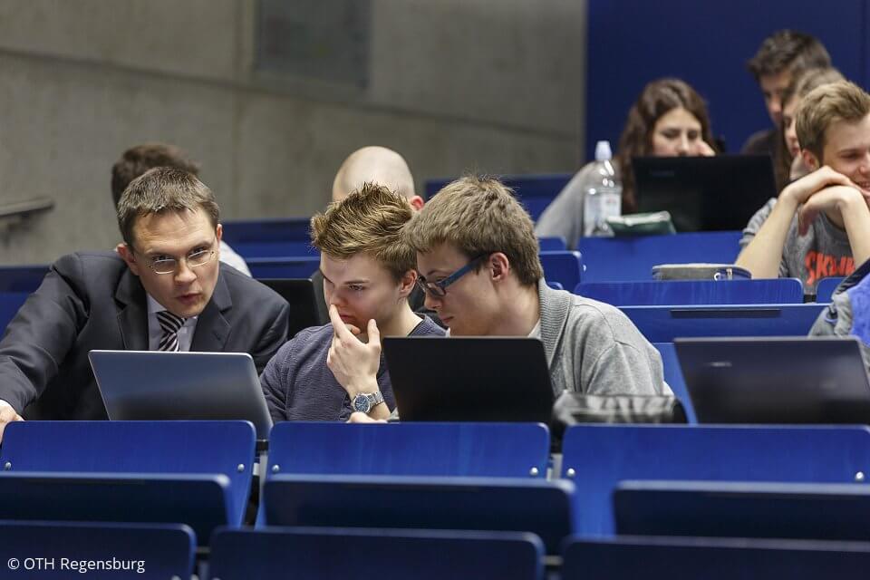 Zusammen mit rund 75 Unternehmen bieten wir auch viele duale Studiengänge an.